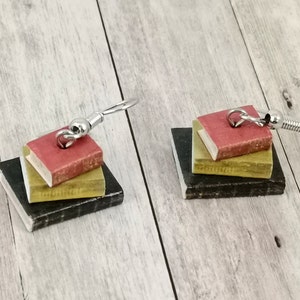 Mini Buchstapel Ohrring "Slay"/Buch Schmuck/Kawai/Papier Hängeohrringe/Bücherfreund/Papier Schmuck/Paper/Geschenk/Paper Art/Bücher Schmuck