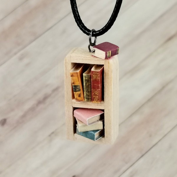 Halskette Buchregal Bordeux/ Miniatur Schmuck/ Motiv Halsschmuck/ Bücher/ Tiny and Cute/ Geschenkidee/Ausgefallen/Halskette/Bücherfreund