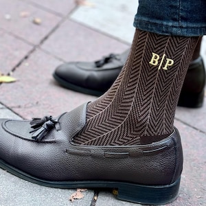 Calcetines de bambú con espiga: regalo para padrinos de boda con inicial bordada
