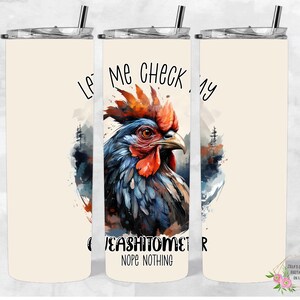 Könnte beinhalten: Ein cremefarbener 590 ml Becher mit einem schwarzen Strohhalm und Deckel. Der Becher zeigt eine Aquarellillustration eines Hahns mit dem Text "Let Me Check My (JEASHITOMETR) Nope Nothing".