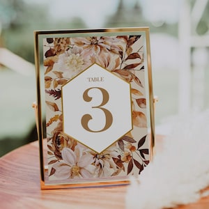 Tischnummern selber machen: Goldene Dekoelemente für die Hochzeit