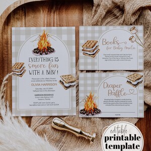 Könnte beinhalten: Ein Babyparty-Einladungsset mit Camping-Motiv. Die Einladung zeigt eine S'mores-Grafik und den Text "Everything is S'more Fun With a Baby!" Zusätzliche Karten enthalten "Books for Baby" und "Diaper Raffle". Ein goldener Wachsstempel ist ebenfalls enthalten.