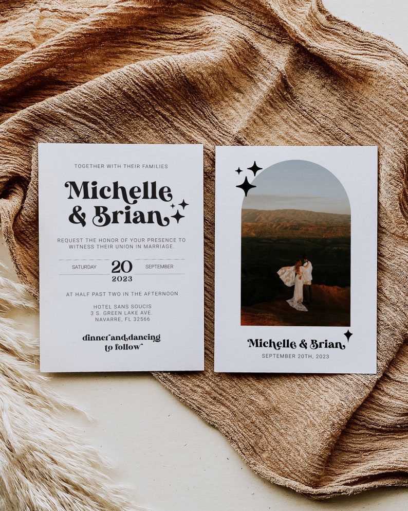Op de afbeelding: Huwelijksuitnodiging met een witte achtergrond en zwarte tekst. De uitnodiging bevat een foto van een stel voor een bergketen. De tekst luidt "Michelle & Brian, 20 september 2023".