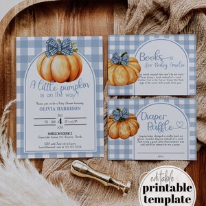 Puede incluir: Tres tarjetas imprimibles sobre un fondo de cuadros azules y blancos. La primera tarjeta es una invitación a un baby shower con una calabaza y un lazo azul. El texto dice "A little pumpkin is on the way!" e incluye la fecha, la hora y el lugar del baby shower. La segunda tarjeta es una tarjeta de solicitud de libros con una calabaza y un lazo azul. El texto dice "Books for Baby Amelie" y pide a los invitados que traigan un libro en lugar de una tarjeta. La tercera tarjeta es una tarjeta de rifa de pañales con una calabaza y un lazo azul. El texto dice "Diaper Raffle" y pide a los invitados que traigan un pañal que no sea de tamaño recién nacido.