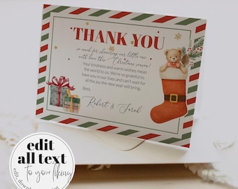Könnte beinhalten: Eine weihnachtliche Dankeskarte mit einem rot-grün gestreiften Rand. Die Karte zeigt einen Teddybären in einem Strumpf, Geschenkboxen und die Worte "THANK YOU". Der Text enthält eine Botschaft der Dankbarkeit und der guten Wünsche.