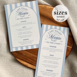 Peut inclure: Deux cartes de menu avec une bordure à rayures bleu clair et le texte "Last Toast Menu - On The Coast". Le menu comprend des options d'entrée, de plat principal et de dessert. Les tailles incluses sont 12,7x17,8 cm et 10,2x20,3 cm.