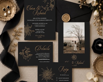 Può includere: Un set di partecipazioni di nozze nere con dettagli in lamina d'oro a tema celeste, inclusi disegni di luna e sole. Il set comprende un invito, una scheda dei dettagli, una scheda RSVP e una cartolina fotografica, presentate con buste nere e sigilli in cera dorati.