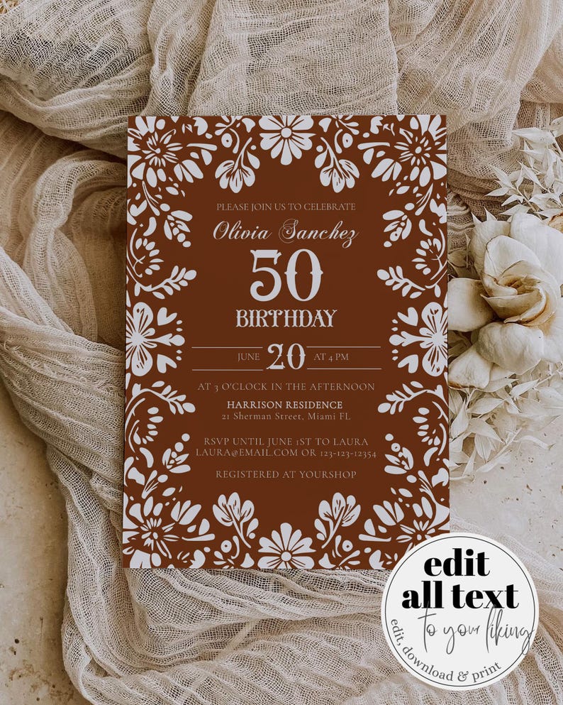Peut inclure: Une invitation marron avec une bordure florale blanche et du texte. L'invitation est pour le 50e anniversaire d'Olivia Sanchez le 20 juin &agrave; 16h. Comprend les d&eacute;tails RSVP et l'adresse. Le texte "edit all text to your liking" est &eacute;galement pr&eacute;sent.