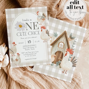Puede incluir: Una invitación imprimible para una fiesta de primer cumpleaños con un tema de pollito lindo. La invitación presenta un fondo de cuadros blancos y grises con una casa de estilo granja y pollos. El texto de la invitación dice "Amelie is One Cute Chick" e incluye detalles sobre la fiesta, como la fecha, la hora y el lugar.