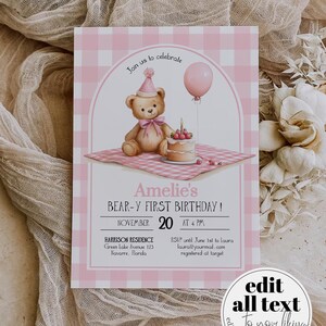 Puede incluir: Una invitación de cumpleaños rosa y blanca con estampado de cuadros vichy con una ilustración de oso de peluche. La invitación dice "Amelie's BEAR-Y FIRST BIRTHDAY!" con detalles del evento e información de RSVP. Un gráfico redondo en la parte inferior dice "edit all text to your liking".