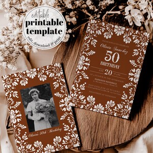 Peut inclure: Deux cartons d'invitation d'anniversaire bruns avec des motifs floraux blancs et du texte. L'un pr&eacute;sente une photo en noir et blanc. L'autre indique "Olivia Sanchez 50e anniversaire" avec les d&eacute;tails de l'&eacute;v&eacute;nement. Sur une surface en bois.