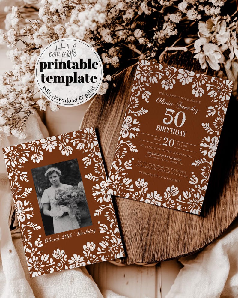 Peut inclure: Deux cartons d'invitation d'anniversaire bruns avec des motifs floraux blancs et du texte. L'un pr&eacute;sente une photo en noir et blanc. L'autre indique "Olivia Sanchez 50e anniversaire" avec les d&eacute;tails de l'&eacute;v&eacute;nement. Sur une surface en bois.