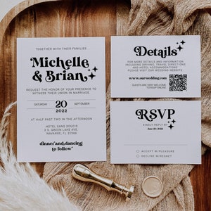 Op de afbeelding: Huwelijksuitnodiging met een zwart-wit ontwerp. De uitnodiging bevat de namen "Michelle & Brian" in een retro-lettertype met sterren. De uitnodiging bevat de datum "20 september 2022" en de locatie "Hotel Sans Soucis, 3 S. Green Lake Ave., Navarre, FL 32566". De uitnodiging bevat ook een QR-code en de tekst "Details" en "RSVP".