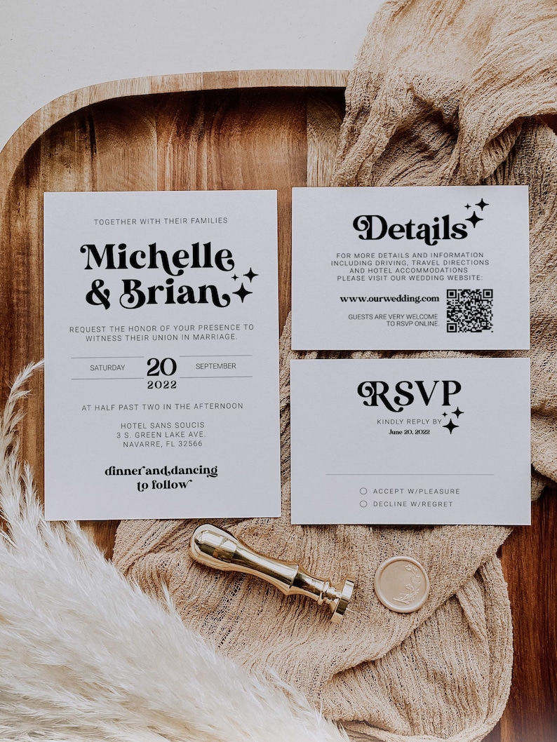 Op de afbeelding: Huwelijksuitnodiging met een zwart-wit ontwerp. De uitnodiging bevat de namen "Michelle & Brian" in een retro-lettertype met sterren. De uitnodiging bevat de datum "20 september 2022" en de locatie "Hotel Sans Soucis, 3 S. Green Lake Ave., Navarre, FL 32566". De uitnodiging bevat ook een QR-code en de tekst "Details" en "RSVP".