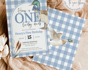 Puede incluir: Una invitación con estampado de cuadros azules y blancos con una ilustración de un pato de dibujos animados. La invitación es para el primer cumpleaños de Henry. El texto de la invitación dice "Henry tiene un año, un pato con suerte" e incluye la fecha, la hora y el lugar de la fiesta.