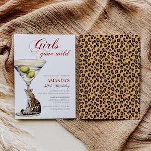 Peut inclure: Une invitation à une fête d'anniversaire de 30 ans avec un fond à imprimé léopard. L'invitation indique "Girls gone wild" et comprend des détails sur la fête, notamment la date, l'heure, le lieu et les informations de RSVP.
