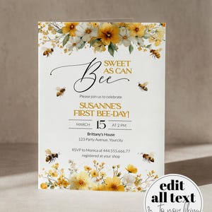 Puede incluir: Una tarjeta de invitación blanca con un tema de abeja. La tarjeta presenta arreglos florales amarillos y blancos, ilustraciones de abejas y el texto "Sweet as Can Bee". La invitación es para el primer cumpleaños de Susanne.