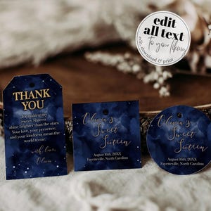 Könnte beinhalten: Marineblaue Sweet Sixteen Party-Geschenkanhänger und Aufkleber. Die Anhänger haben verschiedene Formen, darunter ein Quadrat, ein Kreis und eine Anhängerform. Die Anhänger und Aufkleber haben goldenen Text und einen dunkelblauen Aquarellhintergrund. Der Text auf den Anhängern lautet "Olivia's Sweet Sixteen".