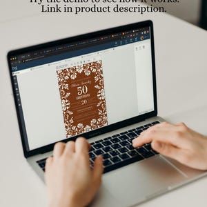 Peut inclure: Un ordinateur portable affiche une invitation d'anniversaire de 50 ans avec un motif floral marron et blanc. L'invitation indique "Olivia Sanchez 50 BIRTHDAY 20". L'&eacute;cran affiche &eacute;galement le texte "Try the demo to see how it works. Link in product description."