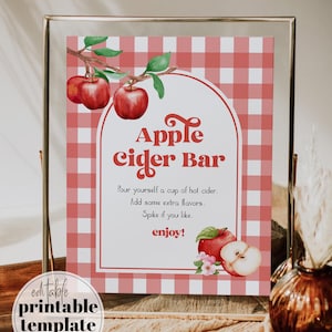 Puede incluir: Un letrero enmarcado con un fondo a cuadros rojos y blancos y las palabras "Apple Cider Bar". El letrero presenta ilustraciones de acuarela de manzanas y hojas. El texto en el letrero anima a agregar sabores adicionales a la sidra. La esquina inferior izquierda dice "editable printable template".
