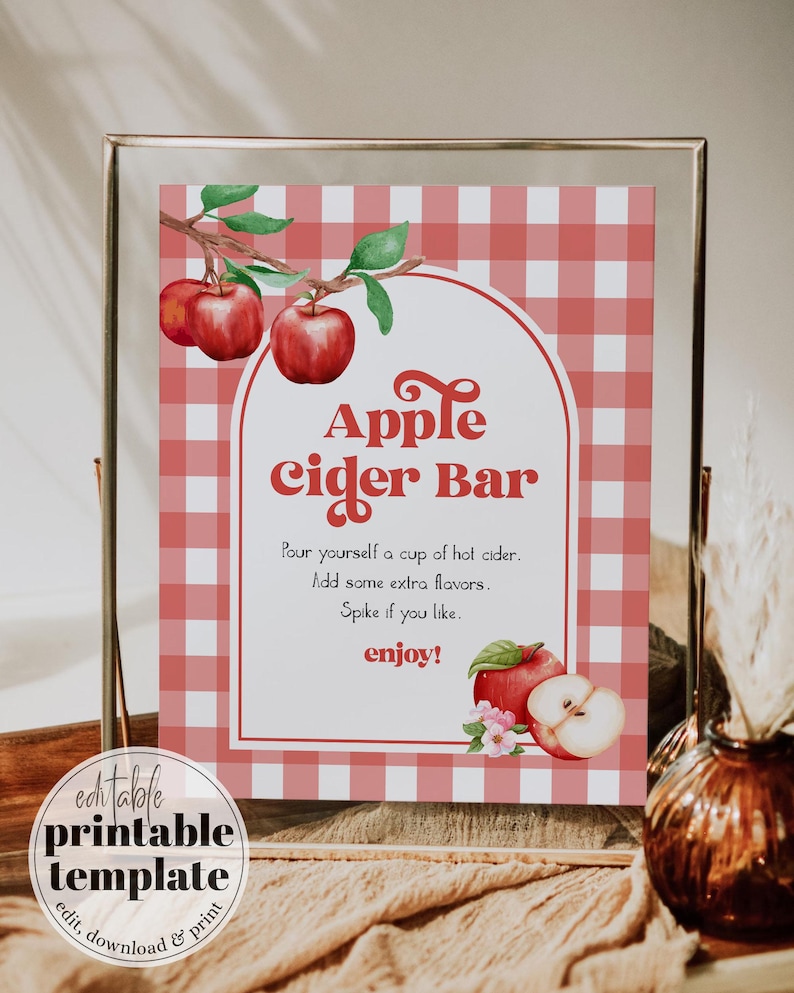 Puede incluir: Un letrero enmarcado con un fondo a cuadros rojos y blancos y las palabras "Apple Cider Bar". El letrero presenta ilustraciones de acuarela de manzanas y hojas. El texto en el letrero anima a agregar sabores adicionales a la sidra. La esquina inferior izquierda dice "editable printable template".