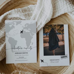 Puede incluir: Una invitación a una fiesta de graduación con un mapa del mundo y un gráfico de avión. El texto dice "la aventura te espera" e incluye el nombre del graduado, Miriam Smith, la fecha, 15 de junio de 20xx, y la ubicación, Viena, Austria. La invitación también incluye un contacto de RSVP.