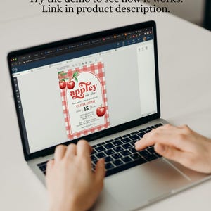 Puede incluir: Una computadora port&aacute;til muestra una invitaci&oacute;n digital con un borde a cuadros rojo y blanco. La invitaci&oacute;n dice "Appley ever after!" con el nombre "Olivia Smith" y la fecha "15". El texto "Try the demo to see how it works. Link in product description." est&aacute; en la parte superior.