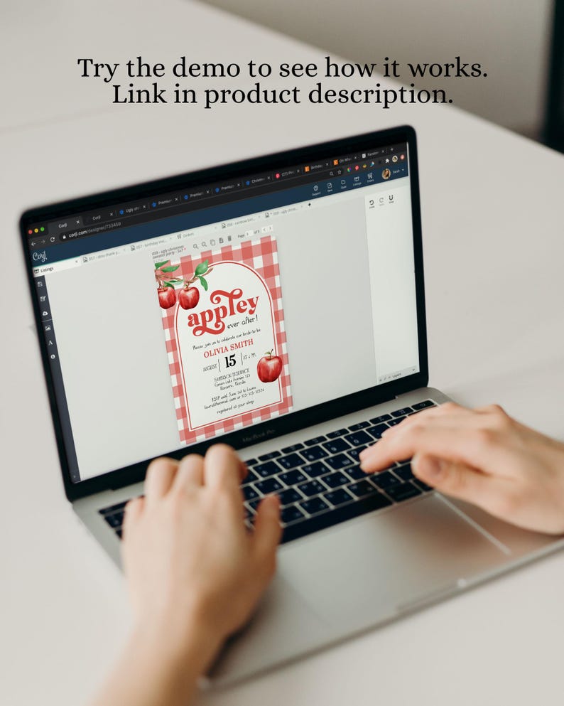 Puede incluir: Una computadora port&aacute;til muestra una invitaci&oacute;n digital con un borde a cuadros rojo y blanco. La invitaci&oacute;n dice "Appley ever after!" con el nombre "Olivia Smith" y la fecha "15". El texto "Try the demo to see how it works. Link in product description." est&aacute; en la parte superior.