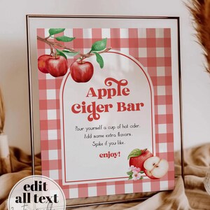 Puede incluir: Cartel enmarcado con un fondo de cuadros vichy rojos y blancos. El cartel dice "Apple Cider Bar" en escritura roja. Presenta manzanas y hojas de acuarela. El texto anima a a&ntilde;adir sabores y a disfrutar de la sidra.