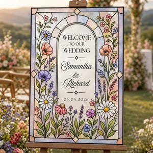 Può includere: Un cavalletto in legno espone un cartello di benvenuto per matrimoni in stile vetrata. Il cartello presenta il testo "Welcome to Our Wedding" sopra i nomi "Samantha & Richard" e la data "05.05.2026". Disegni floreali colorati circondano il testo.
