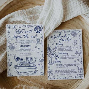 Op de afbeelding: Een witte kaart met blauwe inkt die een discobal, vuurwerk en een boot met vrouwen erop schetst. De tekst luidt "Last sail before the veil" en bevat de naam van de bruid, de locatie en de RSVP-informatie. Een tweede witte kaart met blauwe inkt die een ring, vuurwerk en een cocktailglas schetst. De tekst luidt "Weekend Events!" en somt de evenementen voor vrijdag, zaterdag en zondag op.