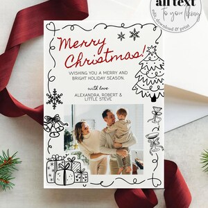 Peut inclure: Une carte de vœux rectangulaire avec une photo centrale de famille, entourée d'illustrations au trait noir représentant un sapin de Noël, des cadeaux, des cloches et des flocons. Le texte indique Merry Christmas! WISHING YOU A MERRY AND BRIGHT HOLIDAY SEASON. with love ALEXANDRA, ROBERT & LITTLE STEVE.