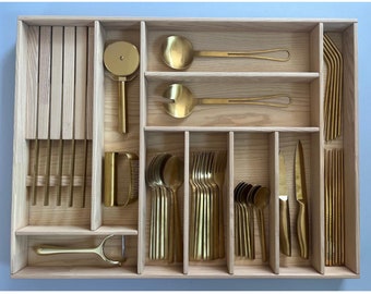 Niestandardowy organizer do szuflady kuchennej na przybory kuchenne, wykonany z litego drewna jesionowego | CRAFTOLAS
