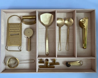 Solidny organizer do szuflad kuchennych z jesionu: taca na sztućce i przybory kuchenne - 27" CRAFTOLAS