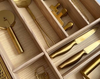 Op maat gemaakte opberger voor essenhout: handgemaakt keukenlade-inzetstuk