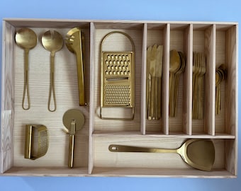 Niestandardowy organizer do szuflad z drewna jesionowego: taca na przybory kuchenne i sztućce