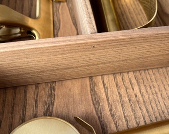 Anpassad lådorganisatör i valnöt: Massivt askträ med bestickbricka