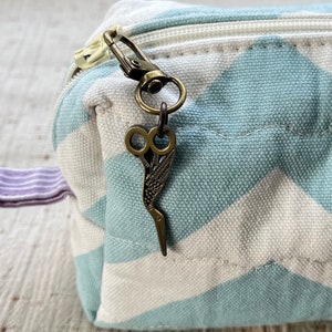 Tirador de cremallera con forma de cigüeña para tijeras de bordar, para bolso, cartera, en acabado bronce antiguo.