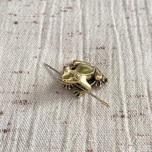 刺繍、クロスステッチ、針仕事用のミニ真鍮製フロッグニードルマインダーニードルナニー。