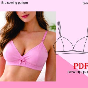 Puede incluir: Un sujetador rosa con un detalle de lazo se muestra en una persona. La imagen también incluye un dibujo lineal de un sujetador y el texto "Bra sewing pattern" y "PDF sewing patterns". Se enumeran las tallas S-M-L-XL.