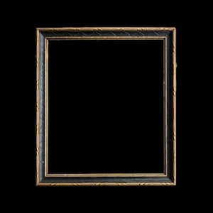 Può includere: Una cornice rettangolare con esterno nero e finiture interne dorate. La cornice presenta un motivo decorativo lungo i bordi. Lo sfondo è nero pieno, evidenziando i dettagli della cornice.
