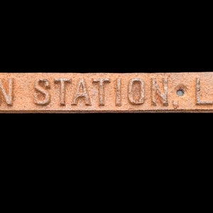 Insegna vintage in metallo fuso della stazione di Euston, Londra