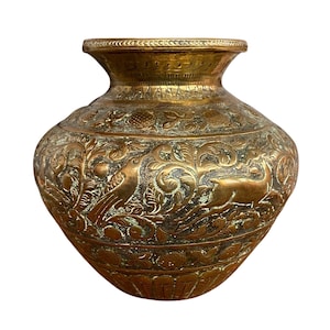Può includere: Un vaso antico in ottone con intricate incisioni floreali e animali. Il vaso presenta un corpo largo, un collo stretto e un bordo decorativo. Il design include uccelli e cervi, mostrando un'estetica vintage.