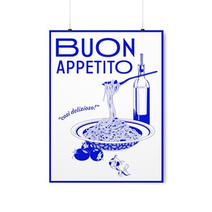 Puede incluir: Un p&oacute;ster azul y blanco con el texto "BUON APPETITO" y la frase "cosi delizioso!" en una fuente estilizada. El p&oacute;ster presenta un plato de espaguetis con un tenedor y una botella de aceite de oliva.