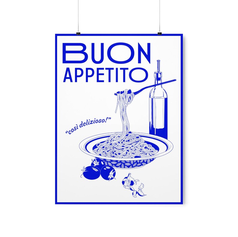 Puede incluir: Un p&oacute;ster azul y blanco con el texto "BUON APPETITO" y la frase "cosi delizioso!" en una fuente estilizada. El p&oacute;ster presenta un plato de espaguetis con un tenedor y una botella de aceite de oliva.