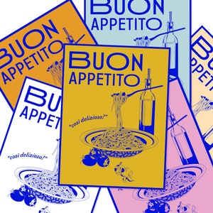 Puede incluir: Cuatro tarjetas coloridas con la frase italiana "Buon Appetito" en letras azules. Cada tarjeta presenta una ilustraci&oacute;n estilizada de un taz&oacute;n de espaguetis con un tenedor y una botella de aceite de oliva. El texto "cos&igrave; delizioso!" aparece en dos de las tarjetas.
