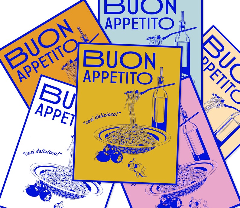 Puede incluir: Cuatro tarjetas coloridas con la frase italiana "Buon Appetito" en letras azules. Cada tarjeta presenta una ilustraci&oacute;n estilizada de un taz&oacute;n de espaguetis con un tenedor y una botella de aceite de oliva. El texto "cos&igrave; delizioso!" aparece en dos de las tarjetas.