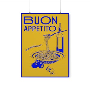 Puede incluir: Un p&oacute;ster amarillo con texto azul que dice "BUON APPETITO" y "cosi delizioso!" El p&oacute;ster presenta una ilustraci&oacute;n azul de un taz&oacute;n de espaguetis con un tenedor, una botella de aceite de oliva, tomates y ajo.