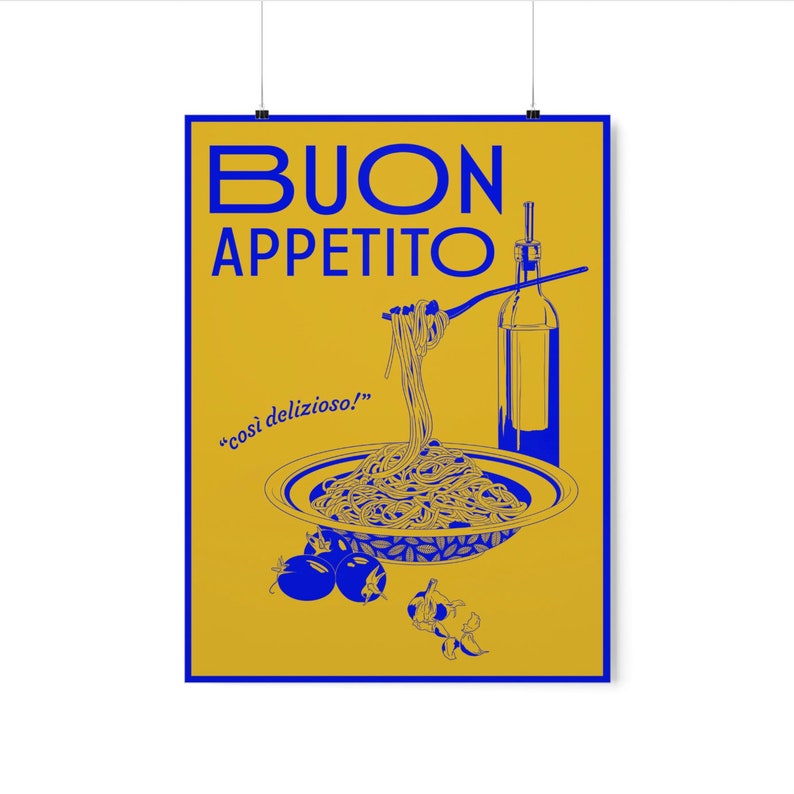 Puede incluir: Un p&oacute;ster amarillo con texto azul que dice "BUON APPETITO" y "cosi delizioso!" El p&oacute;ster presenta una ilustraci&oacute;n azul de un taz&oacute;n de espaguetis con un tenedor, una botella de aceite de oliva, tomates y ajo.
