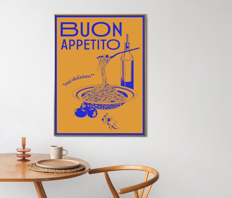 Puede incluir: Un p&oacute;ster enmarcado con fondo amarillo y texto azul que dice "BUON APPETITO" con un dibujo de un bol de espaguetis, un tenedor y una botella de aceite de oliva. El texto "cosi delizioso!" tambi&eacute;n est&aacute; incluido en azul.